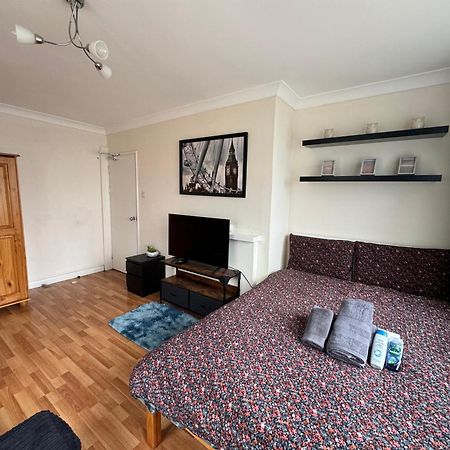 Huge And Affordable 3 Bedroom Flat In Hammersmith For 7 People With Welcome Breakfast Londra Exterior foto