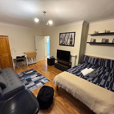Huge And Affordable 3 Bedroom Flat In Hammersmith For 7 People With Welcome Breakfast Londra Exterior foto