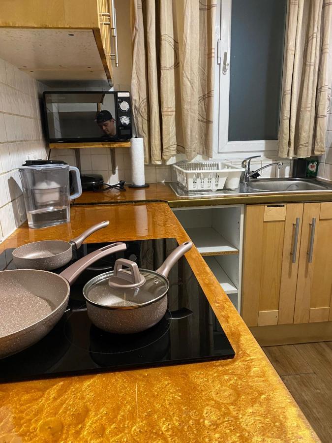 Huge And Affordable 3 Bedroom Flat In Hammersmith For 7 People With Welcome Breakfast Londra Exterior foto