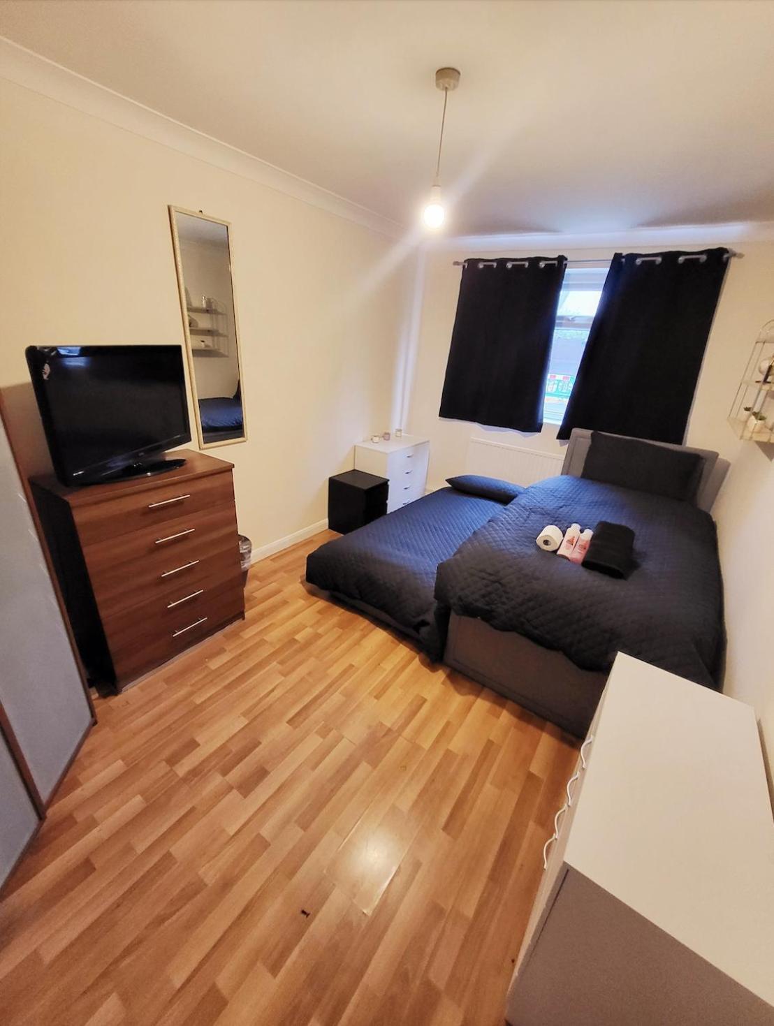 Huge And Affordable 3 Bedroom Flat In Hammersmith For 7 People With Welcome Breakfast Londra Exterior foto