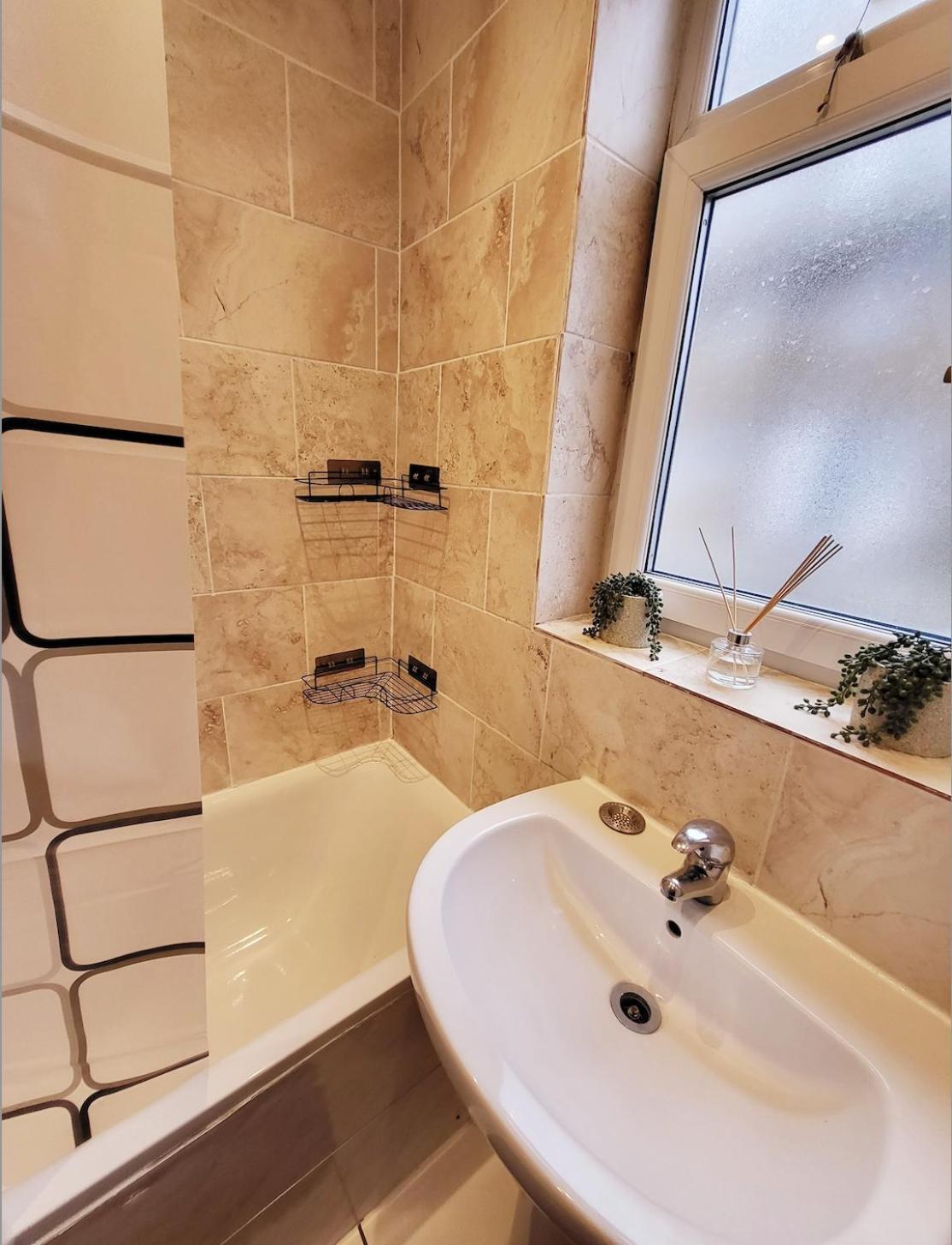 Huge And Affordable 3 Bedroom Flat In Hammersmith For 7 People With Welcome Breakfast Londra Exterior foto