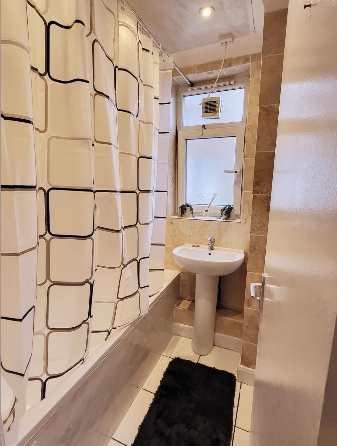 Huge And Affordable 3 Bedroom Flat In Hammersmith For 7 People With Welcome Breakfast Londra Exterior foto
