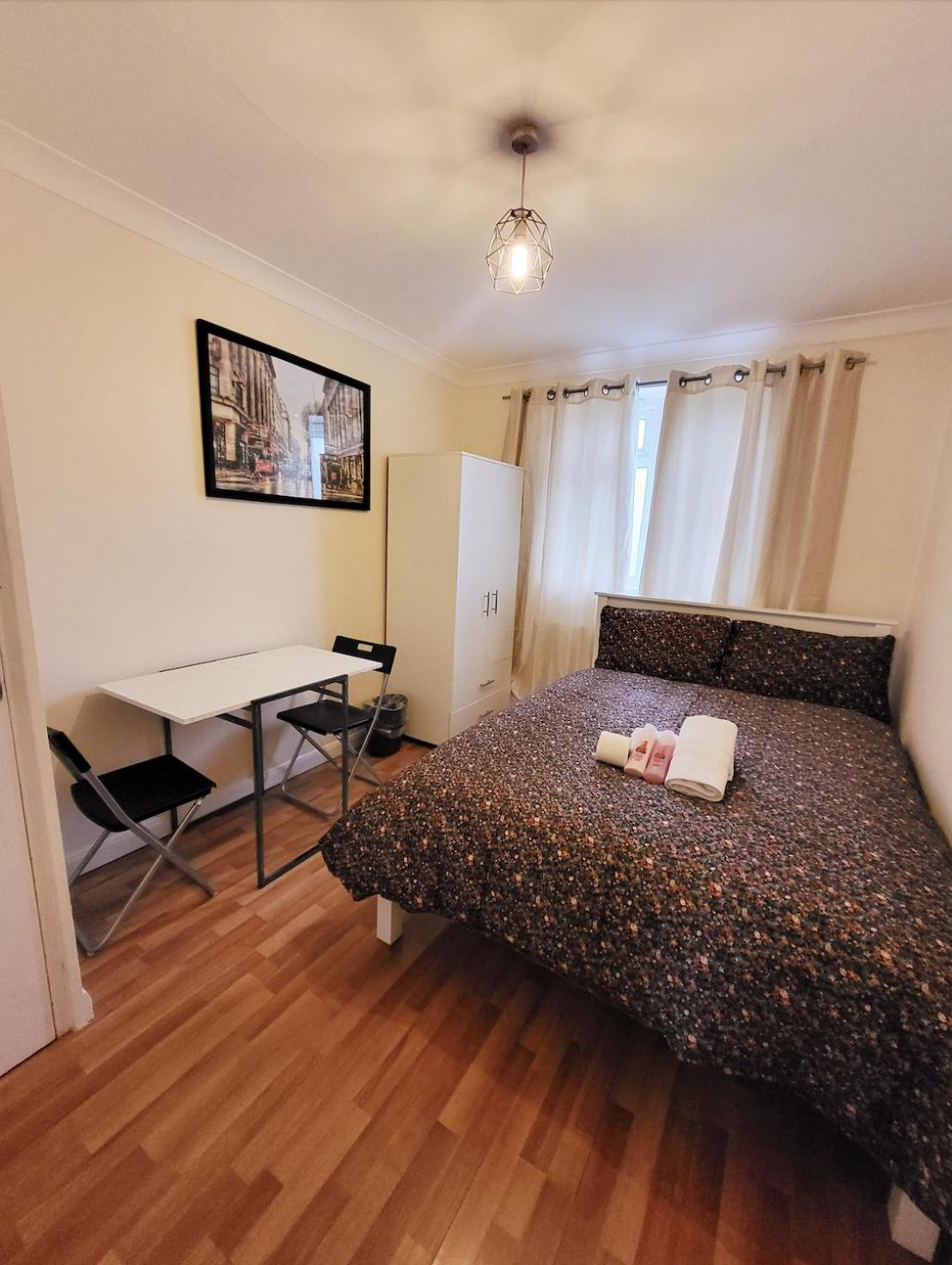 Huge And Affordable 3 Bedroom Flat In Hammersmith For 7 People With Welcome Breakfast Londra Exterior foto