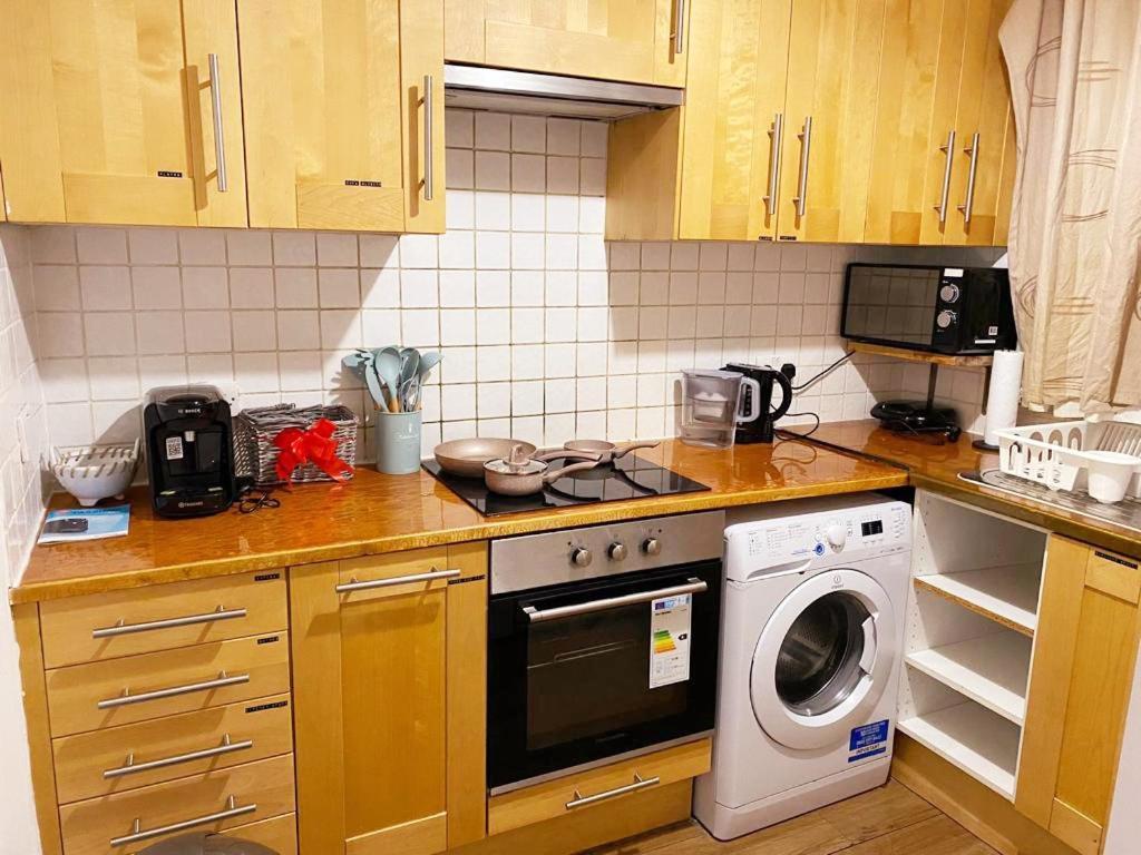 Huge And Affordable 3 Bedroom Flat In Hammersmith For 7 People With Welcome Breakfast Londra Exterior foto