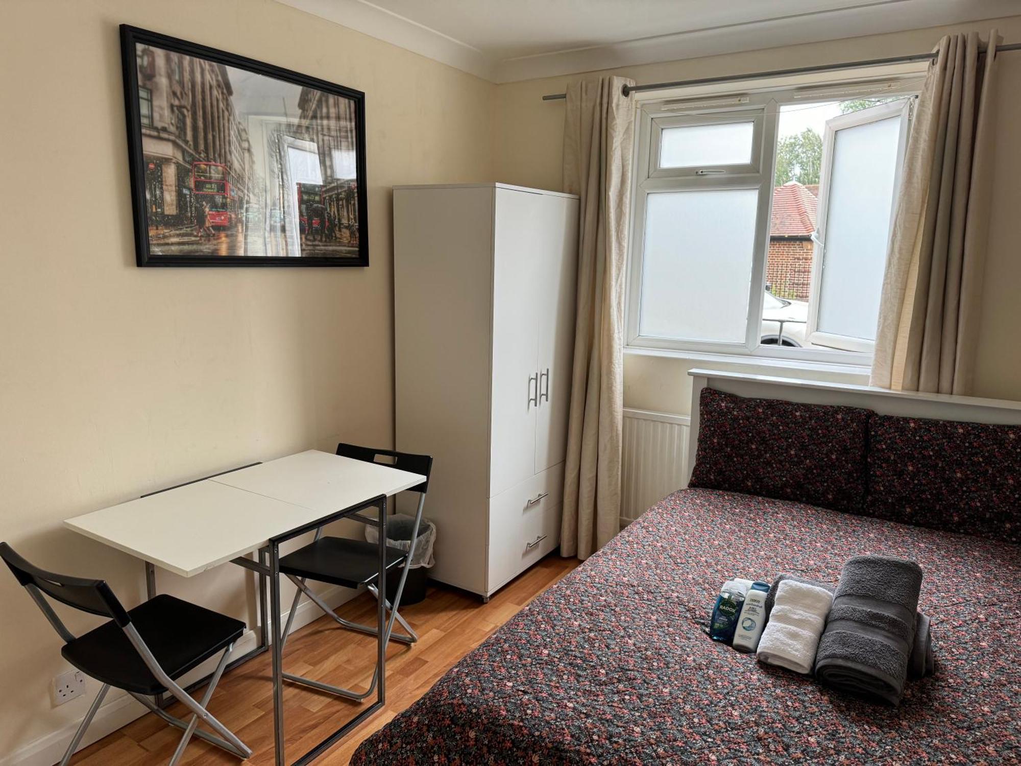 Huge And Affordable 3 Bedroom Flat In Hammersmith For 7 People With Welcome Breakfast Londra Exterior foto