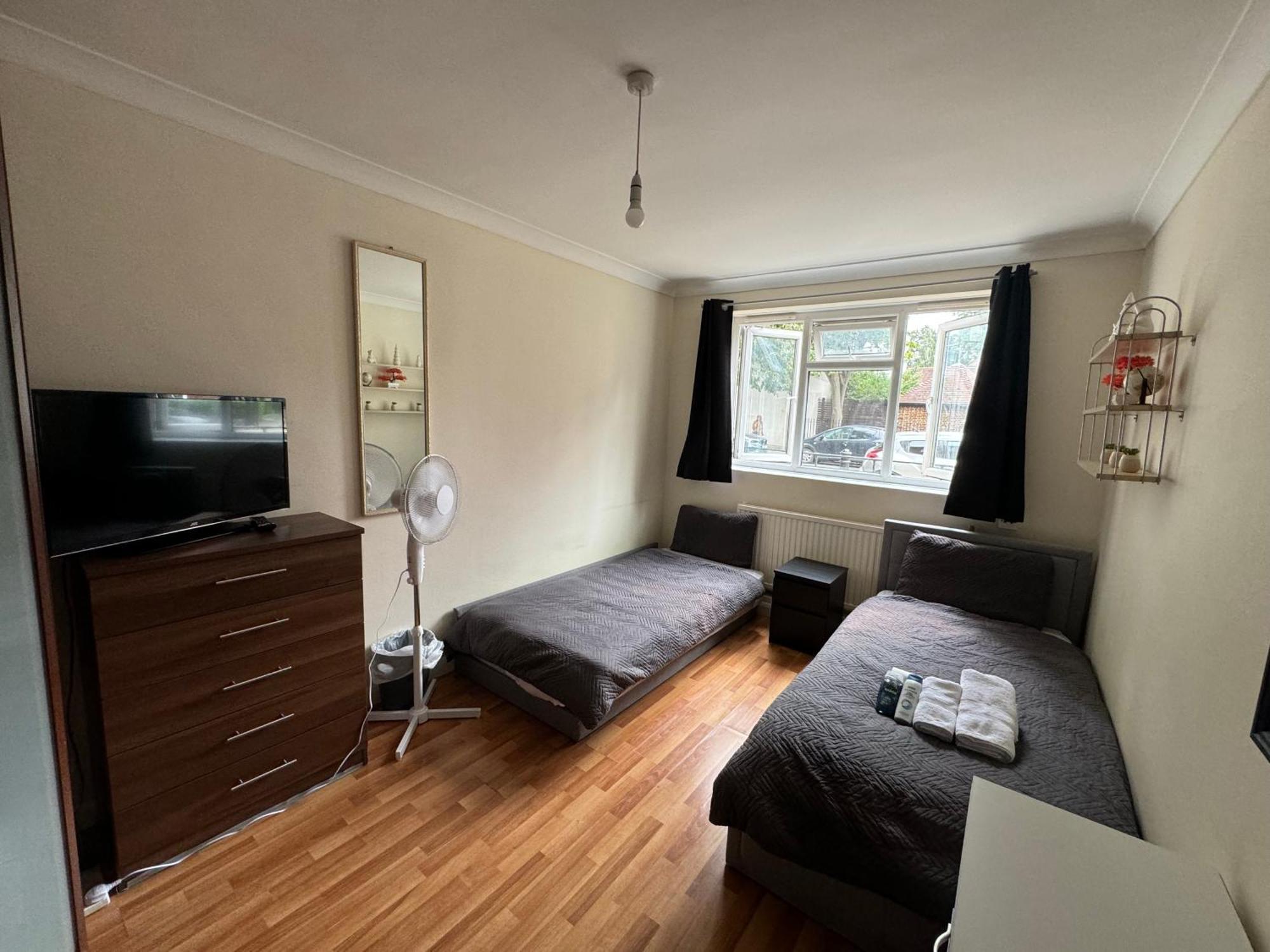 Huge And Affordable 3 Bedroom Flat In Hammersmith For 7 People With Welcome Breakfast Londra Exterior foto