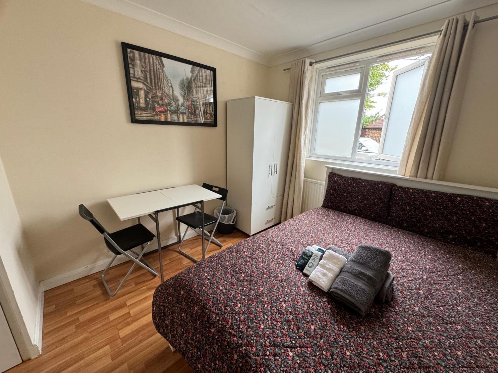 Huge And Affordable 3 Bedroom Flat In Hammersmith For 7 People With Welcome Breakfast Londra Exterior foto